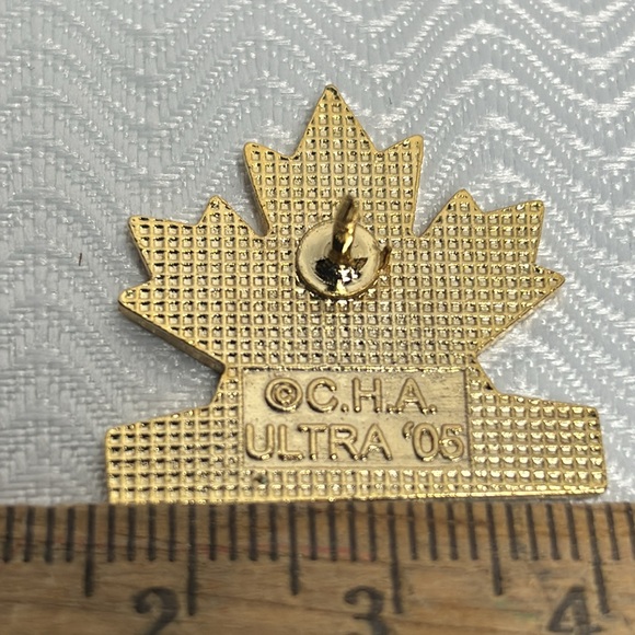 Team Canada hockey pin - Picture 2 of 3